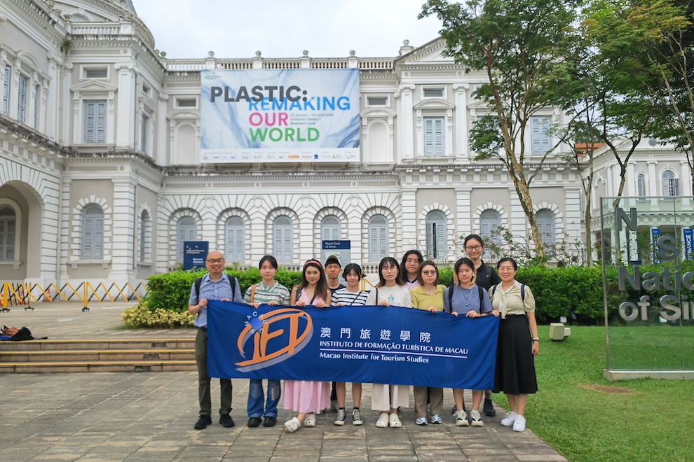 A group of Cultural and Heritage Management undergraduates visited Singapore in March for a field trip. Students explored museums and heritage sites, and attended lectures, gaining insights into innovative approaches in managing exhibitions(Português)